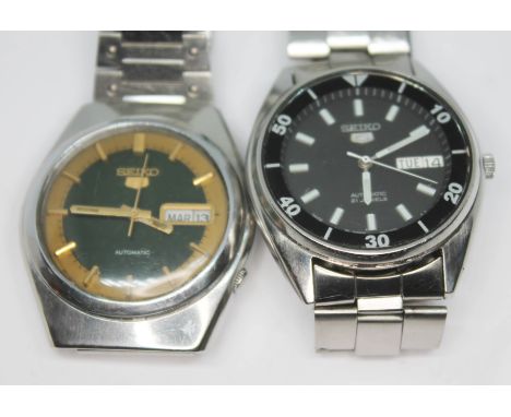 Two vintage stainless steel Seiko 5 day date wristwatches comprising a 7S26-1420 black dial 21 jewel automatic on Seiko stain