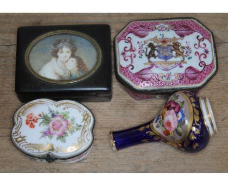 Assorted continental porcelain comprising a Samson porcelain trinket box, length 9cm, another gilt and painted porcelain trin