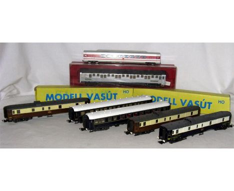 MODEL VASUT/ RIVAROSSI/LIMA HO 9 x Coaches - Model Vasut 2 x MAV Blue Coaches (Near Mint Boxed) and Rivarossi 2513 Silver CIW