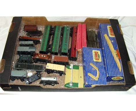 HORNBY DUBLO mostly 2R - 13 x Goods Wagons and  3 x 4025/26 x BR(S) Green Suburban Coaches - mostly Fair Plus, a 2R TPO Coach