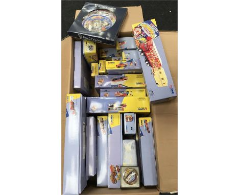 Quantity of Corgi Chipperfield's Circus models, includes #97885 Scammell Highwayman Trailer & Caravan and #31703 Land Rover, 