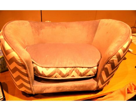 New old stock pet sofa bed. Not available for in-house P&P, contact Paul O'Hea at Mailboxes on 01925 659133Condition Report: 