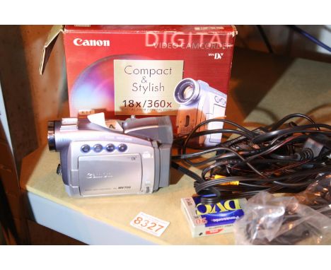 Canon MV700 digital video camcorder with leads and unused cassette. P&P Group 2 (£18+VAT for the first lot and £3+VAT for sub
