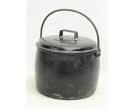A vintage Judge Brand 20 pint enamel pot with lid. 30x26cm 