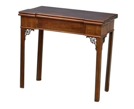 An early George III Chinese Chippendale style mahogany turnover games table. 18th century. Circa 1760. 84x42x74cm. 