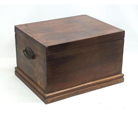 A vintage trunk. 52.5x42.5x33cm 