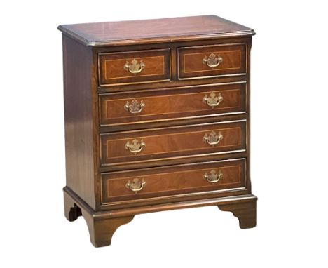 A fine proportioned Georgian inalid mahogany chest of drawers on bracket feet.  61x40x72cm 