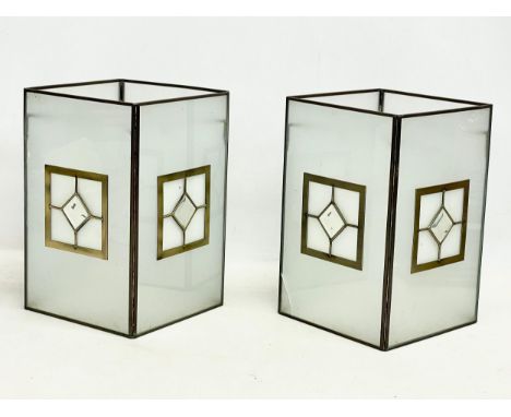 A pair of Tiffany style light shades. 18x18x27.5cm 