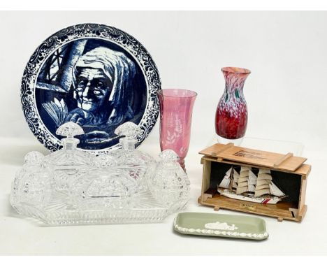 A sundry lot. Including a vintage Kerry Glass vase 15cm. A vintage lead crystal vanity set, tray measures 31cm. A Wedgwood di