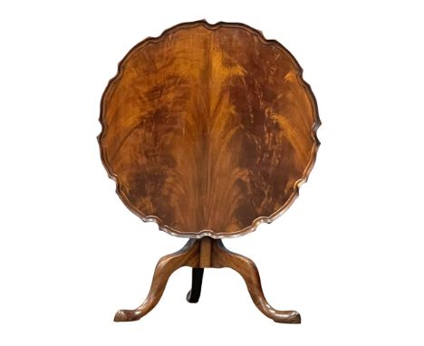 A vintage Georgian style mahogany snap top pedestal occassional table.  61x61x50cm 