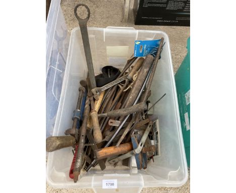 AN ASSORTMENT OF TOOLS TO INCLUDE A G CLAMP, FILES AND HAMMERS ETC 