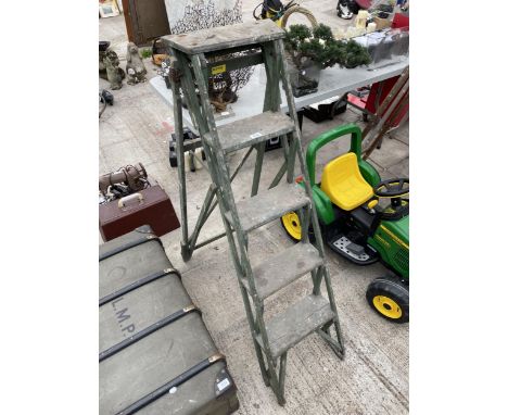 A VINTAGE FOUR RUNG WOODEN STEP LADDER 