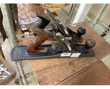 TWO VINTAGE WOOD PLANES TO INCLUDE A RECORD NO.05 