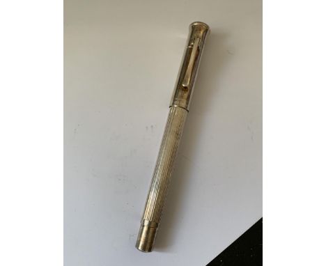 A GRAF VON FABER CASTELL FOUNTAIN PEN WITH AN 18 CARAT GOLD M NIB 
