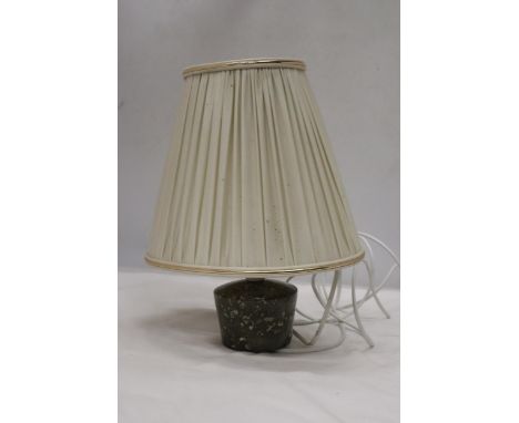 A TABLE LAMP WITH A POSSIBLY GRANITE BASE AND SHADE, HEIGHT 32CM 