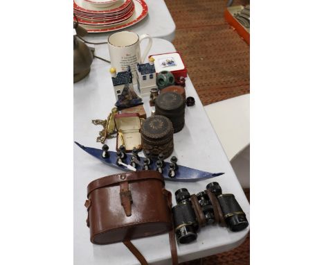A MIXED LOT TO INCLUDE A VINTAGE PAIR OF BINOCULARS AND CASE, A SANDLAND TANKARD, COASTERS, TIE PIN ETC., 
