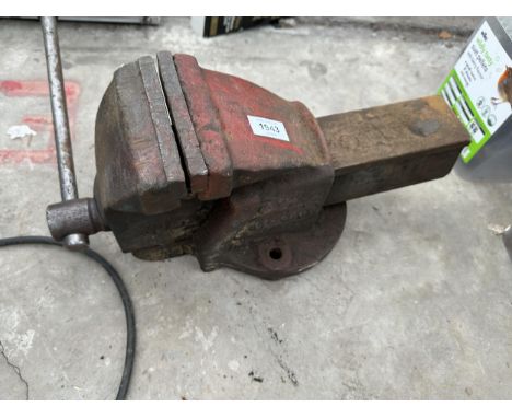 A VINTAGE HEAVY DUTY RECORD BENCH VICE 
