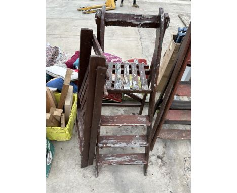 TWO VINTAGE WOODEN STEP LADDERS TO INCLUDE A 3 RUNG AND A 2 RUNG 