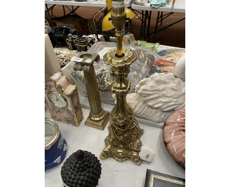 A HEAVY VINTAGE ORNATE BRASS TABLE LAMP, HEIGHT 39CM 