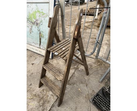 A VINTAGE TWO RUNG WOODEN STEP LADDER 