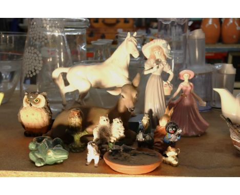 A MIXED LOT TO INCLUDE A SPIRIT OF THE WIND HORSE ON WOODEN PLINTH, BEATRIX POTTER PETER RABBIT, CERAMIC LIZARD, ETC., 