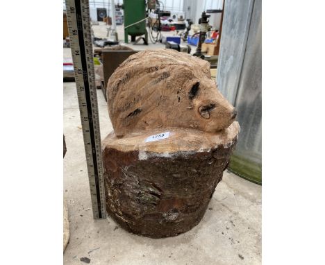 A HEDGEHOG CHAINSAW CARVING (H:35CM) 