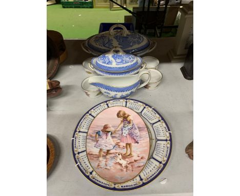 THREE VINTAGE ROYAL WORCESTER BLUE AND WHITE PIECES TO INCLUDE TWO SERVING TUREENS AND A SAUCE JUG, 'EVESHAM' RAMEKINS AND 2 