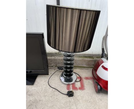 A DECORATIVE TABLE LAMP WITH SHADE 