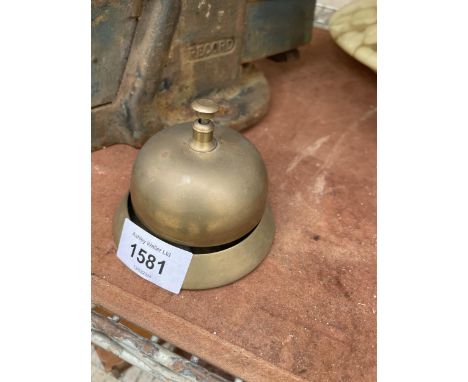 A SMALL VINTAGE BRASS BUTLERS/RECIEPTION BELL 