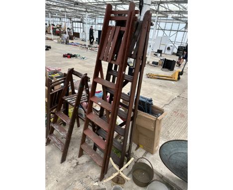 A VINTAGE WOODEN SIX RUNG STEP LADDER AND A VINTAGE WOODEN 5 RUNG STEP LADDER 