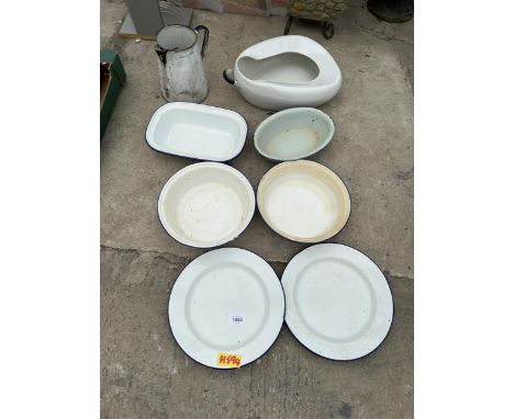 AN ASSORTMENT OF VINTAGE ENAMEL ITEMS TO INCLUDE A JUG AND BOWLS ETC 