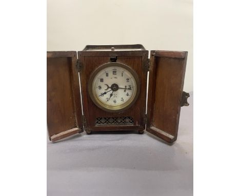 A VINTAGE OAK CASED, GERMAN, TRAVEL CARRIAGE CLOCK WITH ALARM, WORKING AT TIME OF CATALOGUING, NO WARRANTY GIVEN 