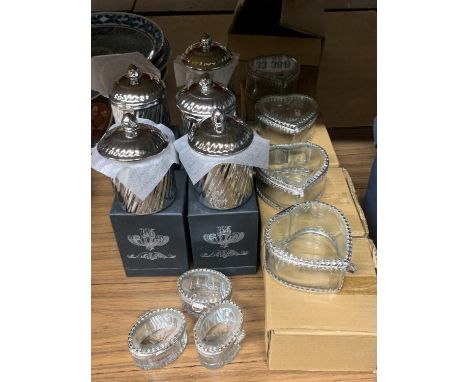 A QUANTITY OF AS NEW AND BOXED SCENTED CANDLES IN SILVER COLOURED CERAMIC HOLDERS, PLUS HEART AND OVAL SHAPED GLASS TRINKET B