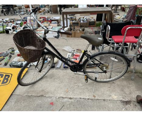 A VINTAGE DAWES DUCHESS BIKE 