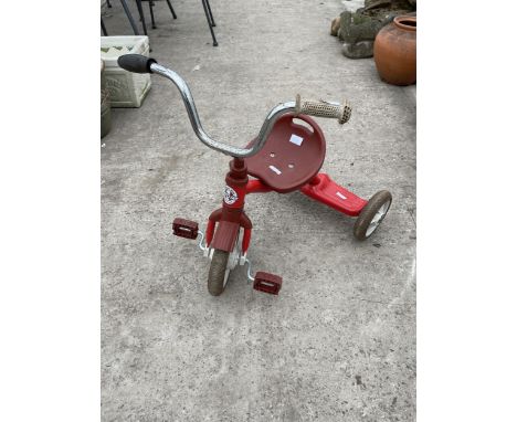 A VINTAGE CHILDS 'ITALTRIKE' TRICYCLE 