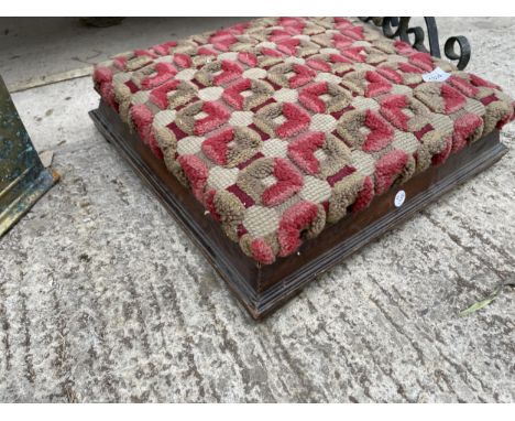 A VINTAGE TAPESTRY PRAYER KNEELER 