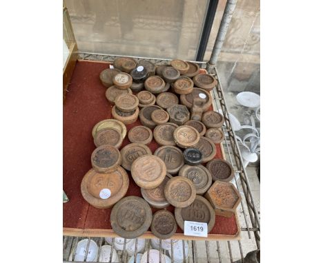 A LARGE QUANTITY OF VINTAGE CAST IRON WEIGHTS 