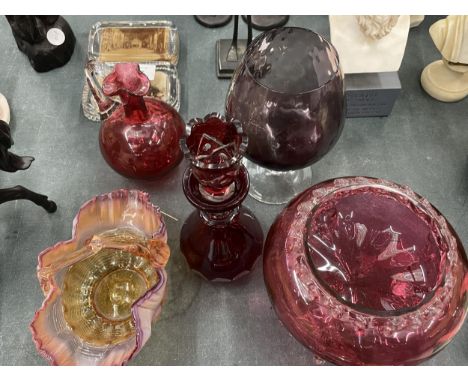 A COLLECTION OF VINTAGE COLOURED GLASS TO INCLUDE CRANBERRY BOWLS, A SMALL LIDDED BOTTLE, BASKET BOWL, ETC 