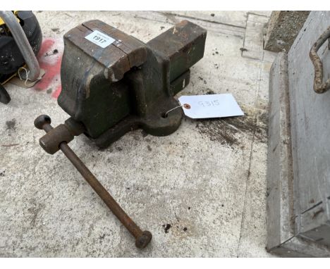A VINTAGE CAST IRON BENCH VICE 