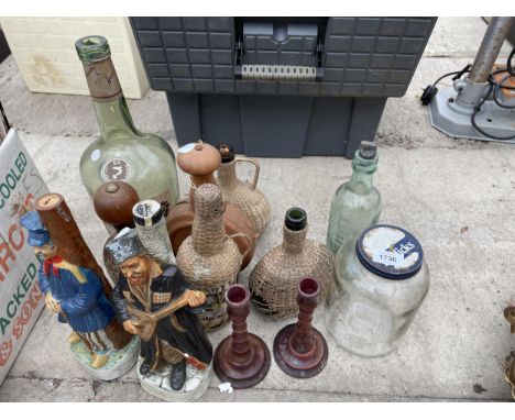 AN ASSORTMENT OF VINTAGE GLASS AND NOVELTY CERAMIC BOTTLES 