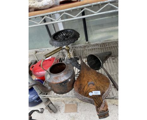 AN ASSORTMENT OF VINTAGE ITEMS TO INCLUDE A TRIVET STAND, BELLOWS AND A CAST IRON KETTLE ETC 