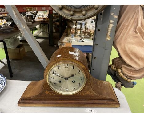AN EDWARDIAN MAHOGANY MANTLE CLOCK, WITH INLAY TO THE FRONT, GLASS A/F 
