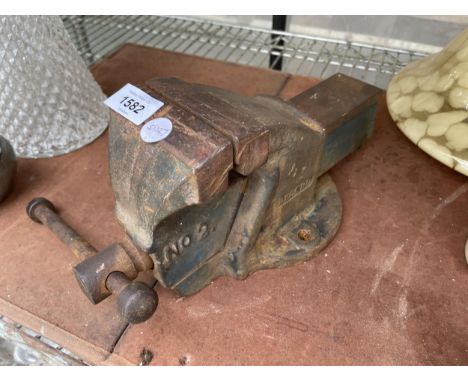 A VINTAGE RECORD NO.2 BENCH VICE 
