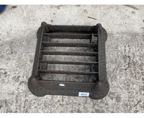 A VINTAGE CAST IRON BOOT SCRAPER 
