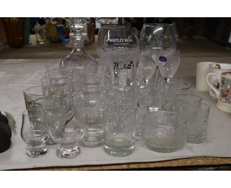 A QUANTITY OF VARIOUS GLASSWARE TO INCLUDE A DECANTER, GIN GLASSES, TUMBLERS ETC 