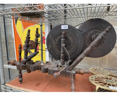 A VINTAGE WOODEN SPINNING WHEEL 