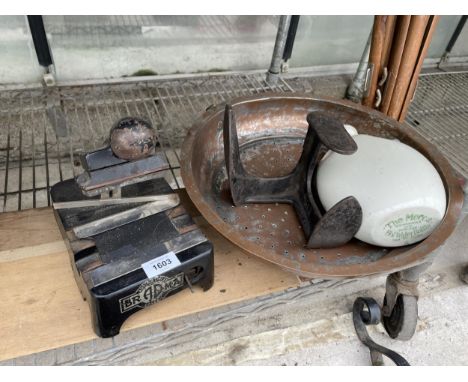 AN ASSORTMENT OF VINTAGE ITEMS TO INCLUDE A LARGE COPPER SIEVE AND A COBBLERS LAST ETC 