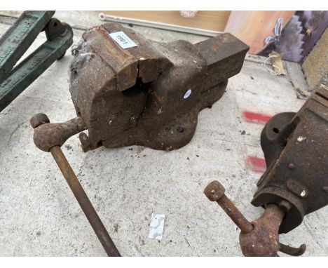 A VINTAGE HEAVY DUTY BENCH VICE 