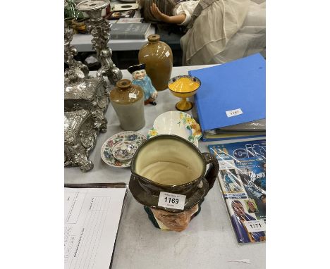 A QUANTITY OF VINTAGE CERAMICS TO INCLUDE A CLARICE CLIFF FLORAL OBLONG BOWL, ROYAL DOULTON TOBY JUG, ROYAL WORCESTER BRIGHT 
