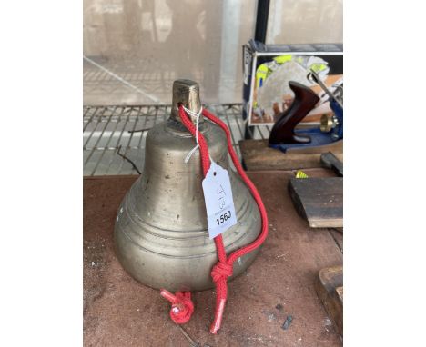 A SMALL VINTAGE BRASS BELL (A/F) 